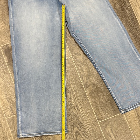 High-Rise Wide-Leg Jeans in Light Blue Wash - Picture 6 of 6